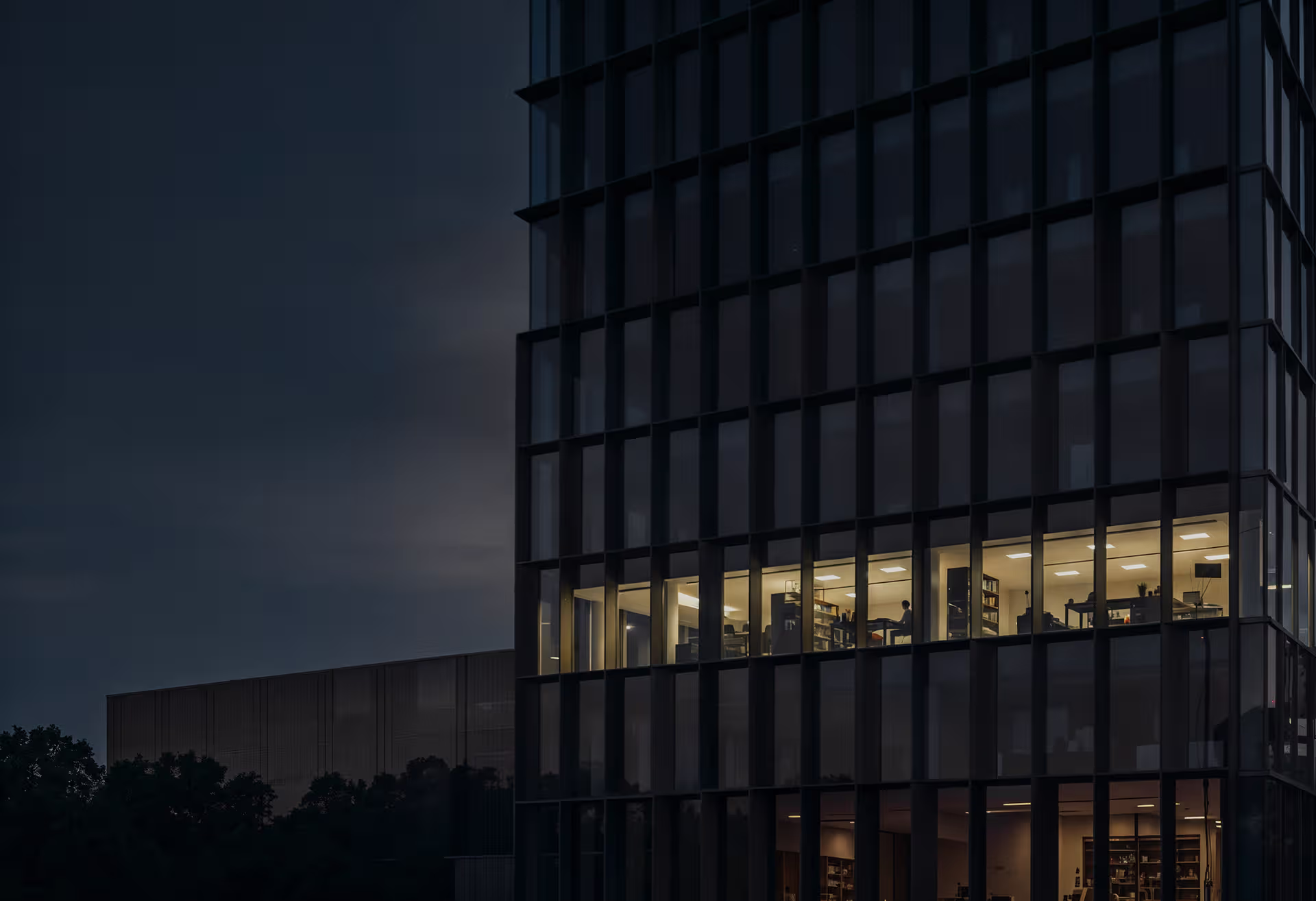 Bürogebäude mit Licht